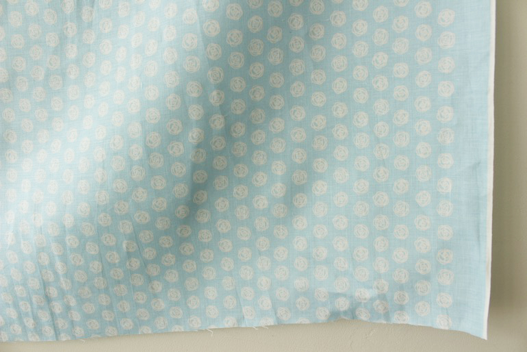 LINNETリネンプリント<br />
        ローズドット・サックスブルー